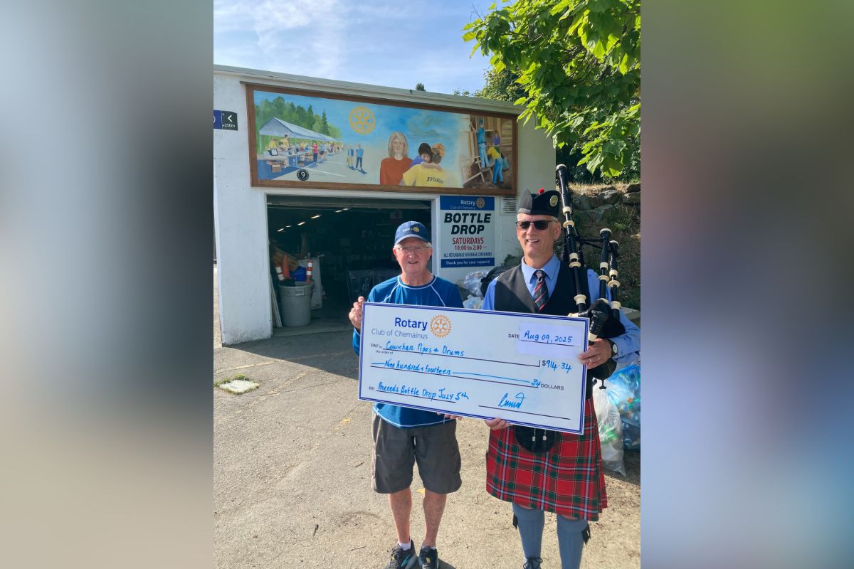 Cowichan Pipes and Drums receives Rotary funds